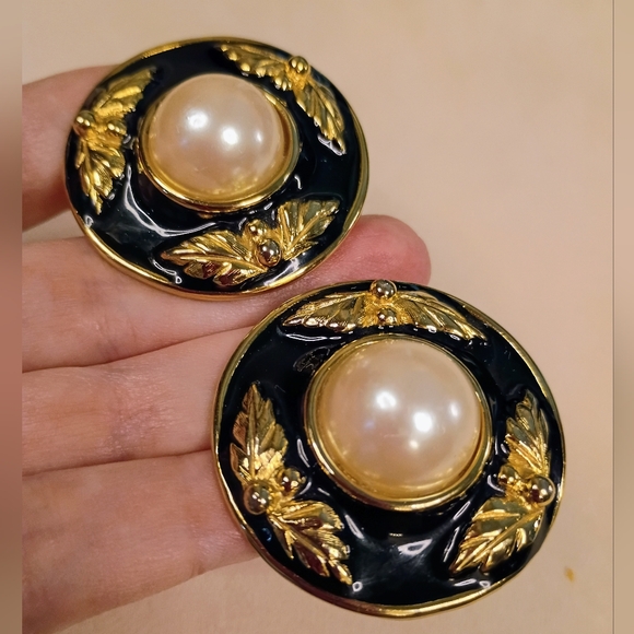 SOLD: Givenchy Vintage XL JUMBOS Clip-on Earrings - Picture 13 of 16